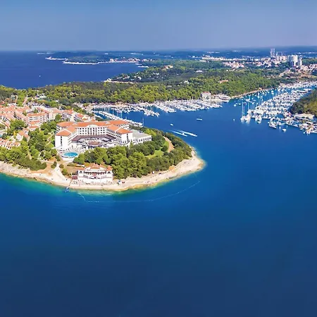 Vikendica Stunning In With Outdoor Swimming Pool