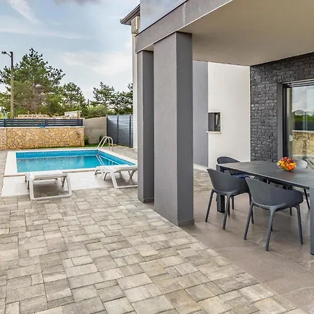 Holiday home Stunning In With Outdoor Swimming Pool