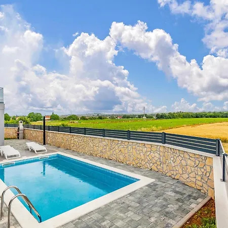 Stunning In With Outdoor Swimming Pool Holiday home *