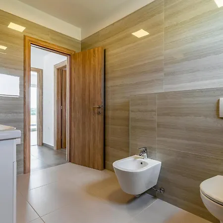Stunning In With Outdoor Swimming Pool *