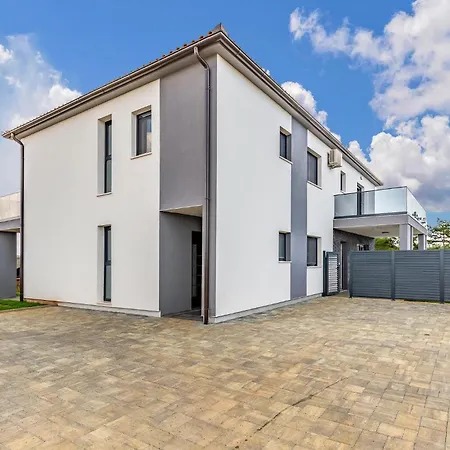 Stunning In With Outdoor Swimming Pool